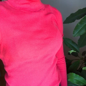 Rosa Turtleneck från Gap - Fin ribbad rosa poloneck tröja från Gap. Strl XS men skulle säga att den passar även S. Använd men inte på väldigt länge och skulle behöva komma till ett nytt hem! 90kr , pris går att diskuteras 🥰