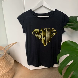 Zadig & Voltaire t-shirt - Riktigt snygg t-shirt från Zadig & Voltaire! Passar till allt och så mjuk och skön!🦋💫 knappt använd, inhandlad 2018 för ca 750kr. Storlek S