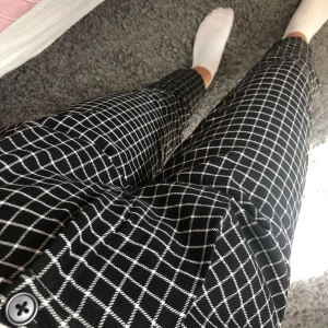 Rutiga kostymbyxor - Rutiga kostymbyxor från monki! Passar perfekt till hösten då materialet är lite tjockare. Använda någon enstaka gång så är i perfekt skick! Är i strl 36 men är något stora i storlek så rekommenderar till en 38:a! Hör av er vid frågor.