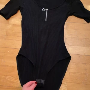 Svart body - En svart body med en liten dragkedja. Säljs för den inte kommer till använding längre tyvär, några år gammal men är fortfarande som ny. 35kr + frakt 📦 <3