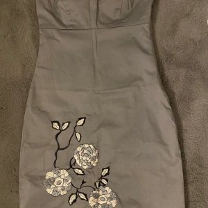 Klänning - Säljer denna gråa klänning som passar storlek XS.