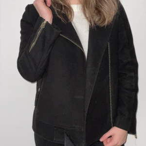 Svart kappa med gulddetaljer - Svart kort kappa med gulddetaljer från H&M. 3 år gammal, använd under några månader. Storlek är 36. Kan knäppas och ha öppen lika snyggt med båda! Fler bilder kan skickas! Köparen står för frakt 💙