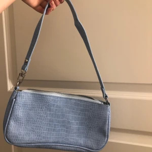 Oanvänd blå väska  - Helt ny och oanvänd väska, säljer då den aldrig kommit till användning. Köp direkt för 120kr 