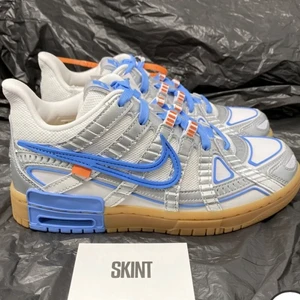 Xx - Säljer dessa skorna ”NIKE AIR RUBBER DUNK OFF WHITE UNC”  äckta (frakt ingår inte och pris kan diskuteras vid snabb affär) ❤️ lånade bilder! Super snygga och framförallt skit coola (kan inte byta med någon)