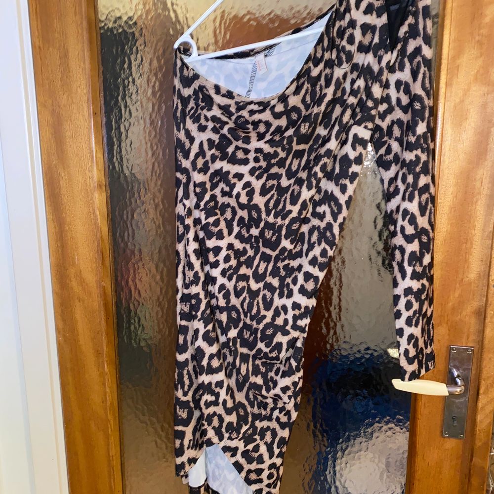 One shoulder dress, leopardfärg. Aldrig använd. Katt finns i hemmet. Pris inkl frakt 🌸. Klänningar.