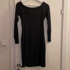 Offshoulder klänning - Klänning i fint skick
