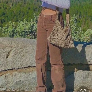 Manchesterbyxor  - Lågmidjade Manchesterbyxor som liknar dem från brandy. Inga defekter. Kom privat för fler bilder eller om du vill köpa. Frakt tillkommer. Högsta bud 190kr plus frakt.  Avslutas 17/12 torsdag 10:00