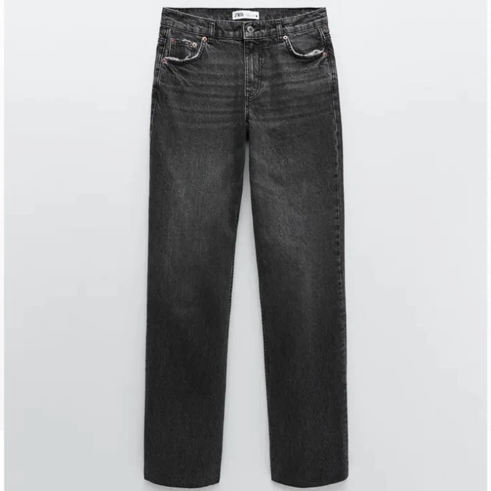 Säljer dessa jeans från zara. Helt oanvända med prislapp kvar och i original förpackning. Strl 36.       63kr frakt. Budgivning om fler är intresserade. Bud börjar vid 300kr❤️ buda i kommentarerna😜. Jeans & Byxor.