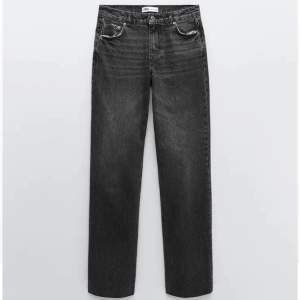Säljer dessa jeans från zara. Helt oanvända med prislapp kvar och i original förpackning. Strl 36.       63kr frakt. Budgivning om fler är intresserade. Bud börjar vid 300kr❤️ buda i kommentarerna😜