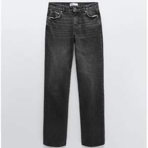 Säljer dessa jeans från zara. Helt oanvända med prislapp kvar och i original förpackning. Strl 36.       63kr frakt. Budgivning om fler är intresserade. Bud börjar vid 300kr❤️ buda i kommentarerna😜