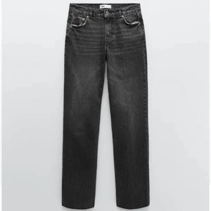 Zara jeans  - Säljer dessa jeans från zara. Helt oanvända med prislapp kvar och i original förpackning. Strl 36.       63kr frakt. Budgivning om fler är intresserade. Bud börjar vid 300kr❤️ buda i kommentarerna😜