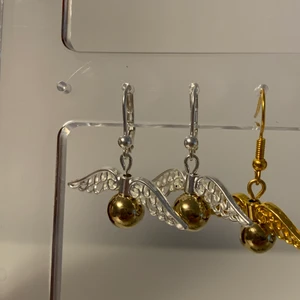 Gyllene kicken örhängen silver - ✨gyllene klicken örhängen✨ (de silvriga) Säljer även liknande •••••kolla in mina andra smycken! Frakten blir 15 :- hur mkt du än köper✨