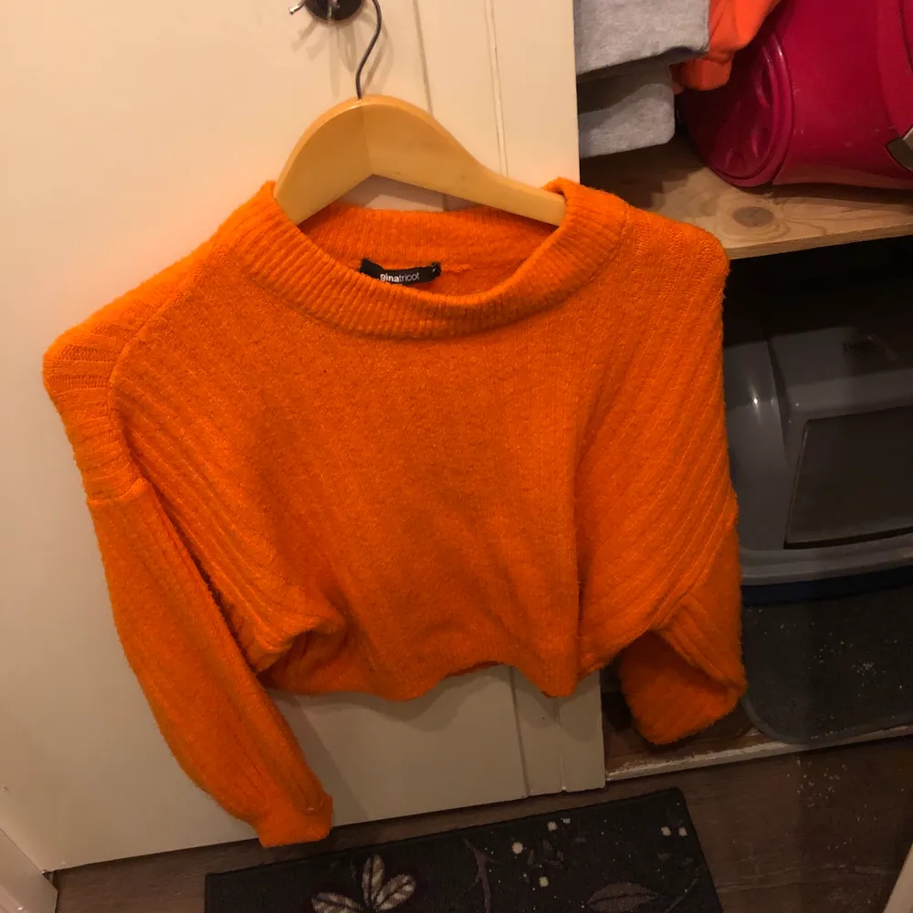 Klar orange /neon tröja:) jättegosig och skön . Storlek XS men väldigt stretchig så passar S och M också. . Tröjor & Koftor.
