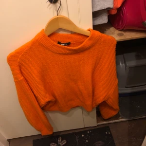 Orange tjocktröja - Klar orange /neon tröja:) jättegosig och skön . Storlek XS men väldigt stretchig så passar S och M också. 