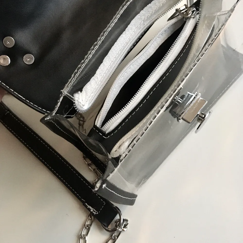 Sjukt feeet handväska med nitar & snyggt spänne 💯🔥 använd endast en gång, så i väldigt bra skick 👌🏻 Går att ta ur den svarta ”innerväskan” och ha en heltransparent väska om man vill variera lite ✨💕. Accessoarer.