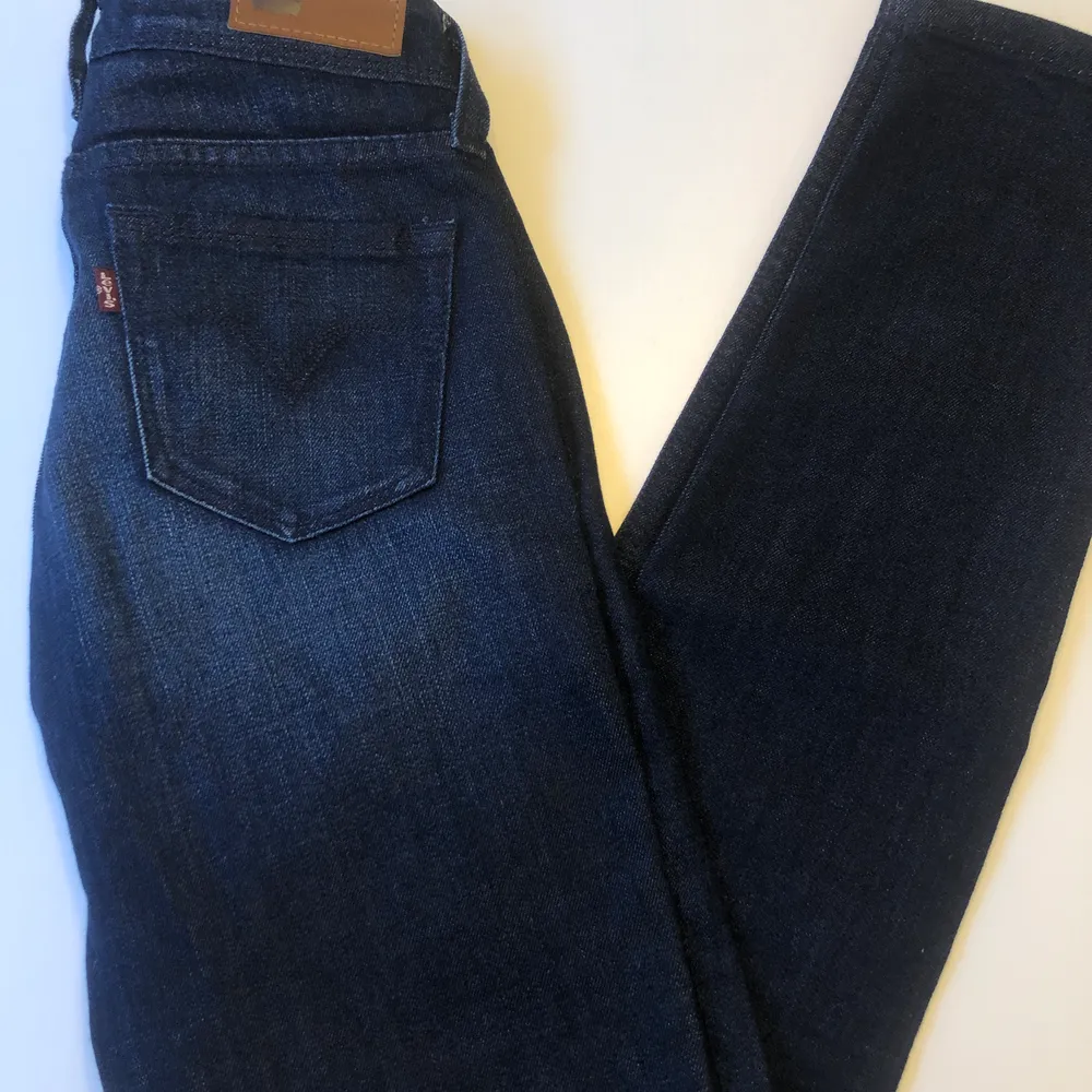 Vad: Jeans från Levis. Demi Curve, Skinny, Low Rise.  Storlek: W25 L32.  Material: 87 % bomull, 12 % polyester, 1 % elestan.  Skick: Oanvända och därmed nyskick.. Jeans & Byxor.