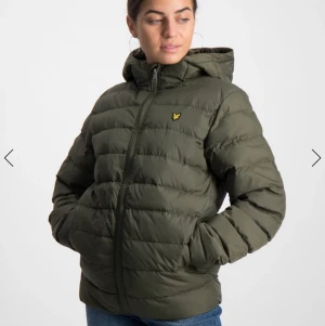 Lyle & scott jacka 164-170 - Säljer en skit snygg grön jacka från lyle & scott som sitter väldigt bra och passar bra inför hösten/vintern/våren. Köpte den i september 2019 för 899kr men använde endast 3-4 ggr pågrund av hade flera jackor och tyckte inte den var min stil riktigt. Den har inga hål eller någonting, ser ut som ny. Kan mötas upp runt Ulricehamn/borås annars står köparen för frakten!!✨💕priset kan gå ner vid snabbt köp.