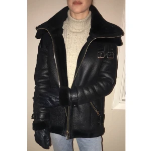 Jacka River Island - Trendig och varm(!) jacka från River Island. Köpt för över 1000sek, knappt använd. Säljer billigt pga. kommer ej till användning. Storlek 10 (motsvarar 36) men skulle säga att den passar 34-38 beroende på hur man vill att den ska sitta. Kan mötas i Stockholm eller posta. Frakt ingår ej i priset.