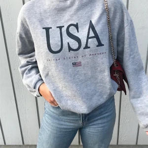 Collagetröja - As najs collagetröja köpt för några år sedan men minns tyvärr inte vart den är köpt, mycket fint skick! Och jätte fin färg🤩 strl S/M frskt tillkommer på 64kr