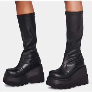 chunky platform boots storlek 38(39) - trendiga, fake demonia skor? nypris 600kr. var för stora på mig(st37) 😭 ÄlskaR dem, så ska köpa dem i en mindre storlek, men hoppas dessa kan få nytt hem. storlek 38 men kan nog passa 39 också ✨