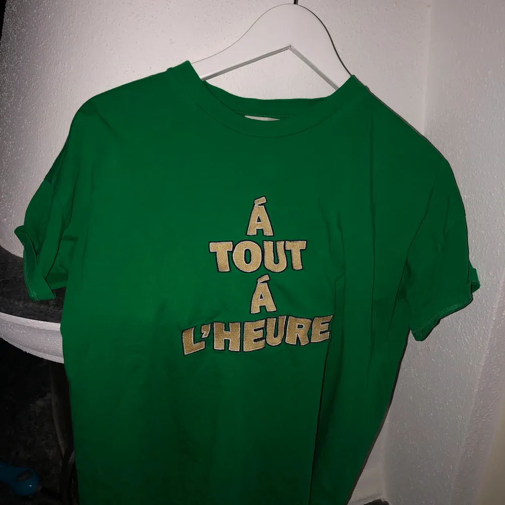 Grön t-shirt från Gestuz i 100% bomull. Storlek S. Första bilden är lånad. . T-shirts.