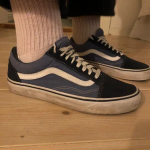 Vans old school - Säljer min vans då jag inte använder dem längre! Sparsamt använde men en liten repa på vänstra skon, men inget man tänker på! Köparen betalar frakt! Skriv för fler bilder:))