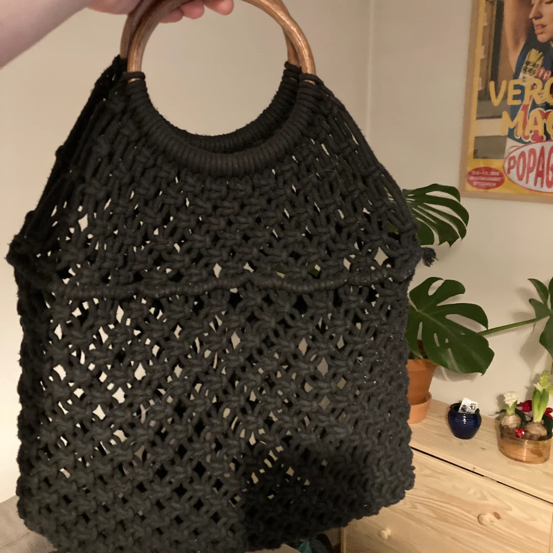 Svart nätväska med bruna handtag 