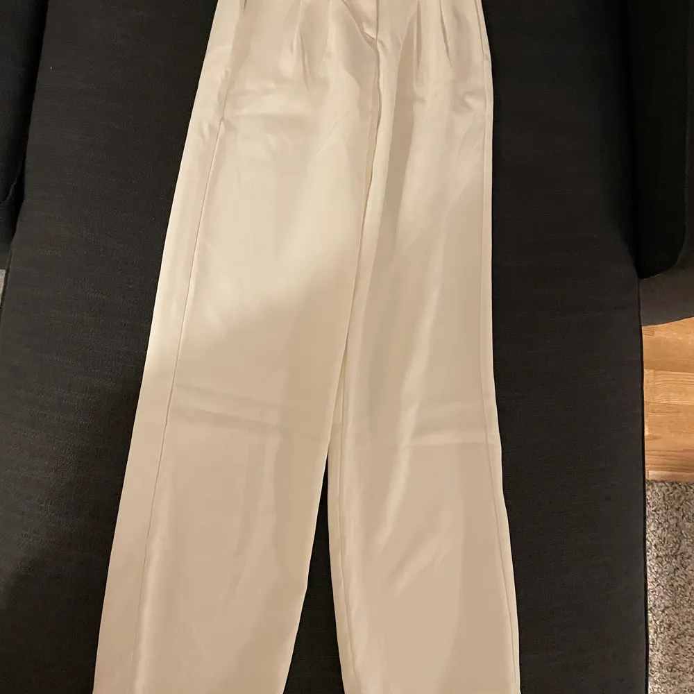 Vita byxor från y.a.s med vitt skärp. Kan inte ta bild på då dom inte passar längre. Frakt ingår. Jeans & Byxor.