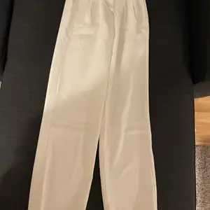 Vita byxor från y.a.s med vitt skärp. Kan inte ta bild på då dom inte passar längre. Frakt ingår