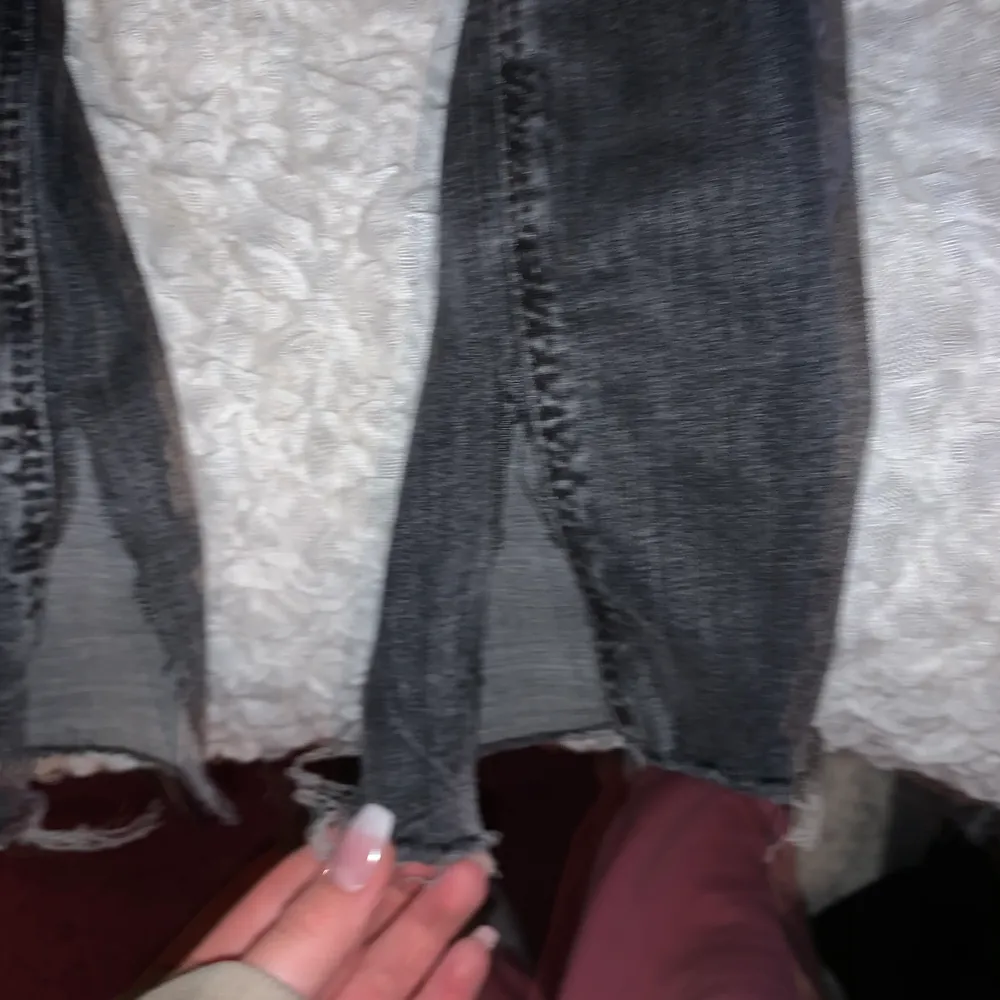 Gråa zara jeans med slits, asballa men använder aldrig. Går att klä upp och klä ner. Storlek 36🖤. Jeans & Byxor.