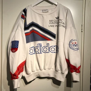 Vintage OS sweatshirt - Original sweatshirt från vinter OS i USA 1980.                Inga skador (förutom åldrande) Det är storlek L men skulle säga den sitter som en man XS-S. kan skicka eller mötas(beror på var) skriv PM för frågor bud osv.🇺🇸Högsta bud: 1700:-                     SLUTAR BUDGIVNINGEN 26 DEC 15:00‼️