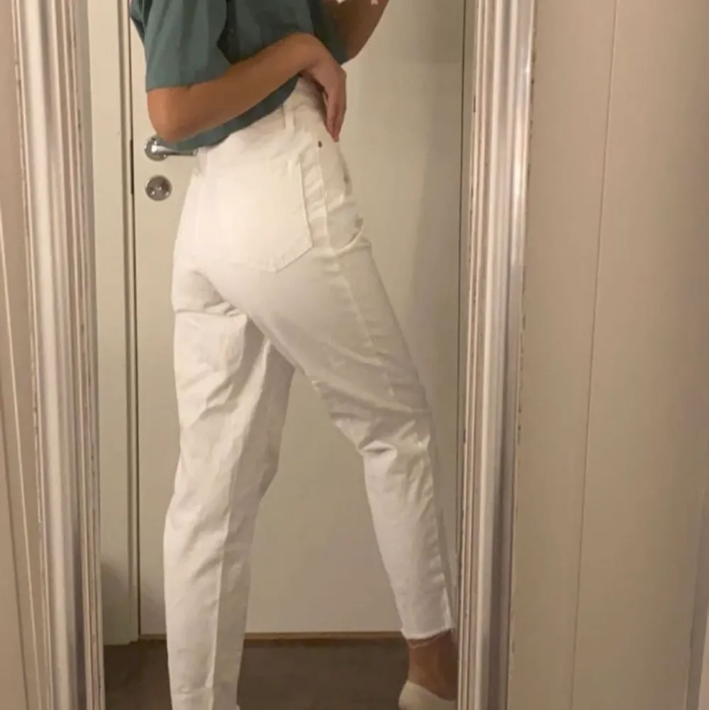 Vita mom jeans från Zara i storlek 34. Jeans & Byxor.