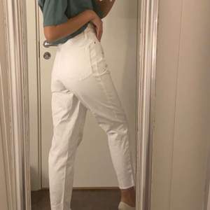 Vita mom jeans från Zara i storlek 34