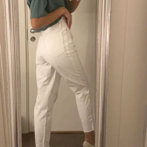 Jeans - Vita mom jeans från Zara i storlek 34