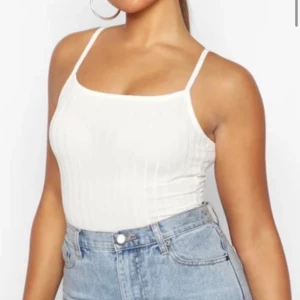 Boohoo linne - (Bild från hemsidan) Ett basic vitt linne från Boohoo som är helt oanvänd då den är för liten. 