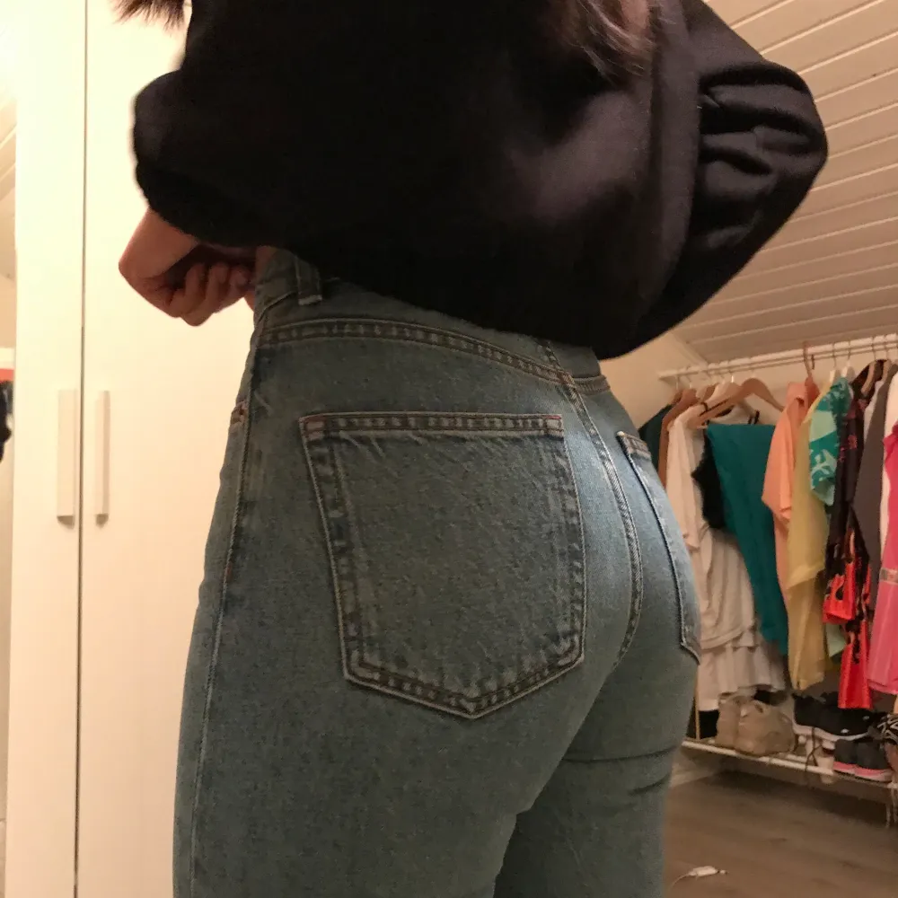 Dessa snygga jeans i mycket gott skick söker nytt hem! Så gott som nya. Säljer då de tyvärr är för små för mig :( passa på! nya kostar ca 400kr. Jeans & Byxor.