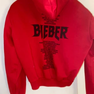 HM bieber - En röd luvtröja med väldigt snygg passform!  Den säljs inte längre så därör lite rare.