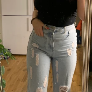 urballa jeans - fräcka jeans med roligt placerade fickor! nya! använda en gång 💕 säljer dem då jag har för många jeans , frakten är inkluderad 💕