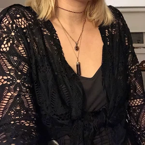 svart kofta - Asfin svart kofta med mönstet och fransar 🖤