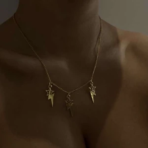 Halsband, smycken  - S08. Jättefint halsband. Med blixtrar och stjärnor i guld. Glöm inte att 10% av vinsten går oavkortat till organisationen kvinna till kvinna. 
