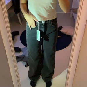 Jeans  - Jeans från Ginatricot i modellen Idun. Storlek 36. Helt nya men glömde lämna tillbaka. För stora i midjan och över benen. Nypris 599kr.