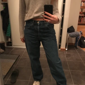 Raka jeans - Ett par raka mörkblå jeans. Använda endast 2 gånger så i mycket bra skick 🌟