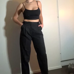 J. Lindeberg byxor  - J. Lindeberg byxor i ull. Original pris 3000kr. 70 tals kostym byxor. Använt en del, fortfarande bra skick. Precis kemtvättade. Sitter avslappnat. Fler fotton finns, pris kan diskuteras💕💕