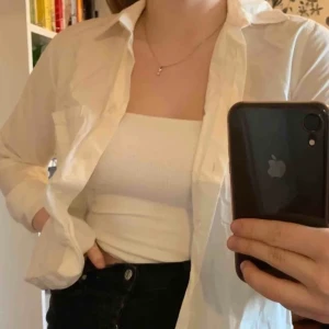 Vit skjorta - Vit skjorta i storlek 34. 2 första bilderna är lånade från förra säljaren! ❤️ Fint skick<3 