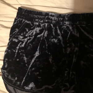 Blåa satin shorts  - Blåa satin shorts from H&M. Hund och katt finns i hemmet. 