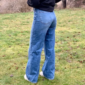 Idun Wide Jeans - Säljer mina snygga jeans från Gina Tricot då dom är lite för långa för mig (jag är 165cm), man kan sy upp dock men har inte orkat helt enkelt. Använda en gång! Fint skick! Köparen står för frakt :) ställ frågor om ni undrar något! Nypris: 599kr 