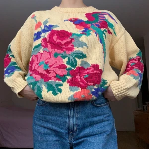 Stickad tröja - Stickad tröja köpt secondhand. Lite trådar som sticker ut här och där, annars i gott skick! Storlek saknas men skulle gissa att det är en M-L. +63kr frakt