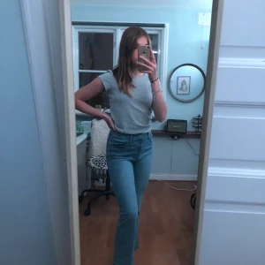 Levi’s Jeans - Snygga Levi’s jeans till salu! Något vida, passar mig som brukar ha xs men skulle sitta riktigt bra på s/m. Fräscha och tvättade självklart✨ köpta för 1200 kr