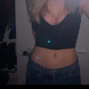 Croppat linne!  - Från bik bok knappt använt i stlr Xs men skulle säga passar även S,M. Skriv vid frågor :) kan mötas upp i innertan samt posta