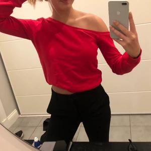 One shoulder top - En one shoulder top ifrån nakd i storlek xxs men sitter mer som en xs/s. Bra skick🤩 Köparen står för frakten 